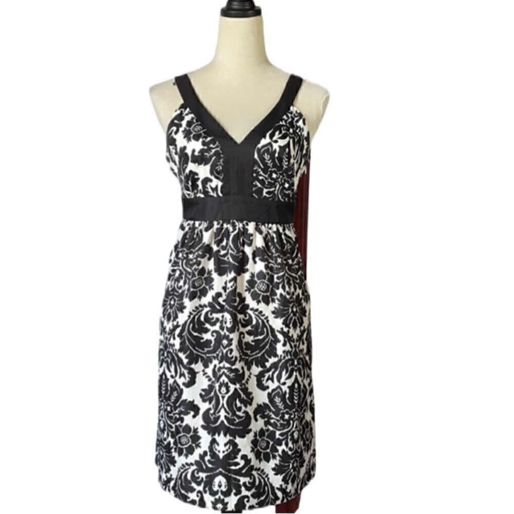 Ann Taylor LOFT Black & White Floral Dress w/Zipper on the Side (Size: 6P)